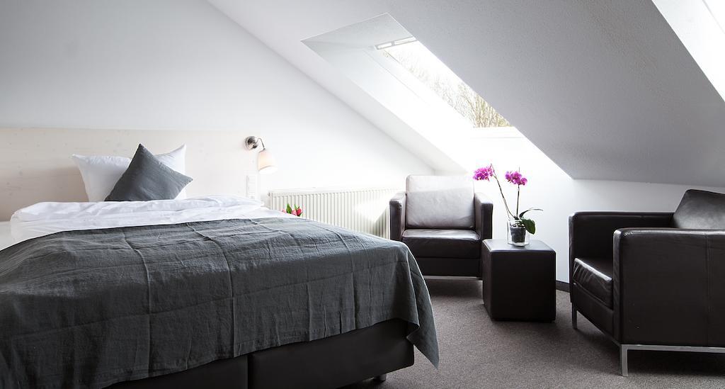 Alpengluehen Smart Hotel Olching Quarto foto