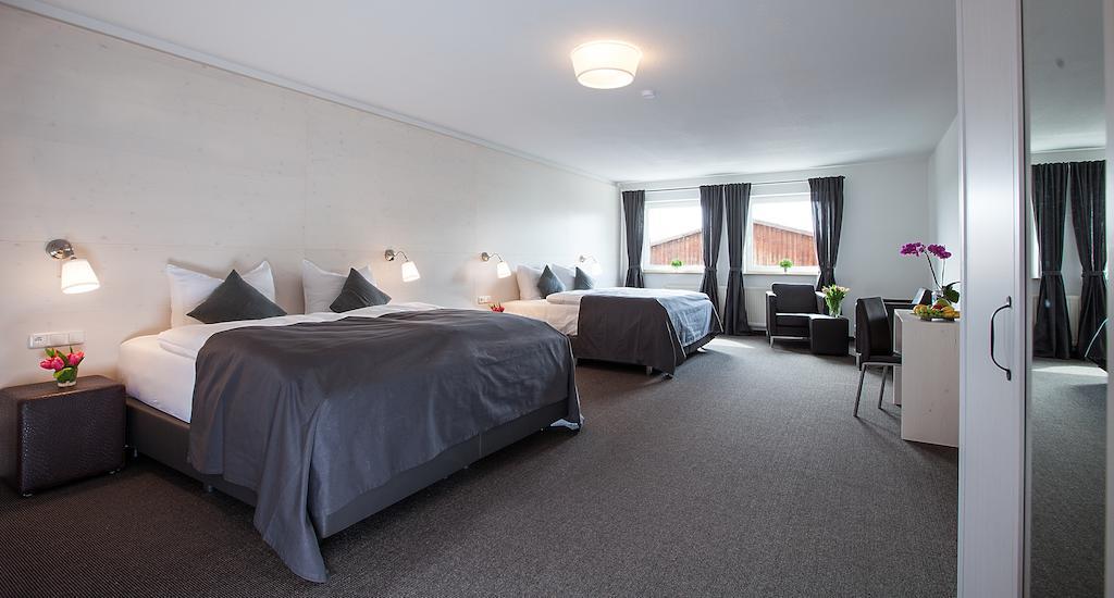 Alpengluehen Smart Hotel Olching Quarto foto