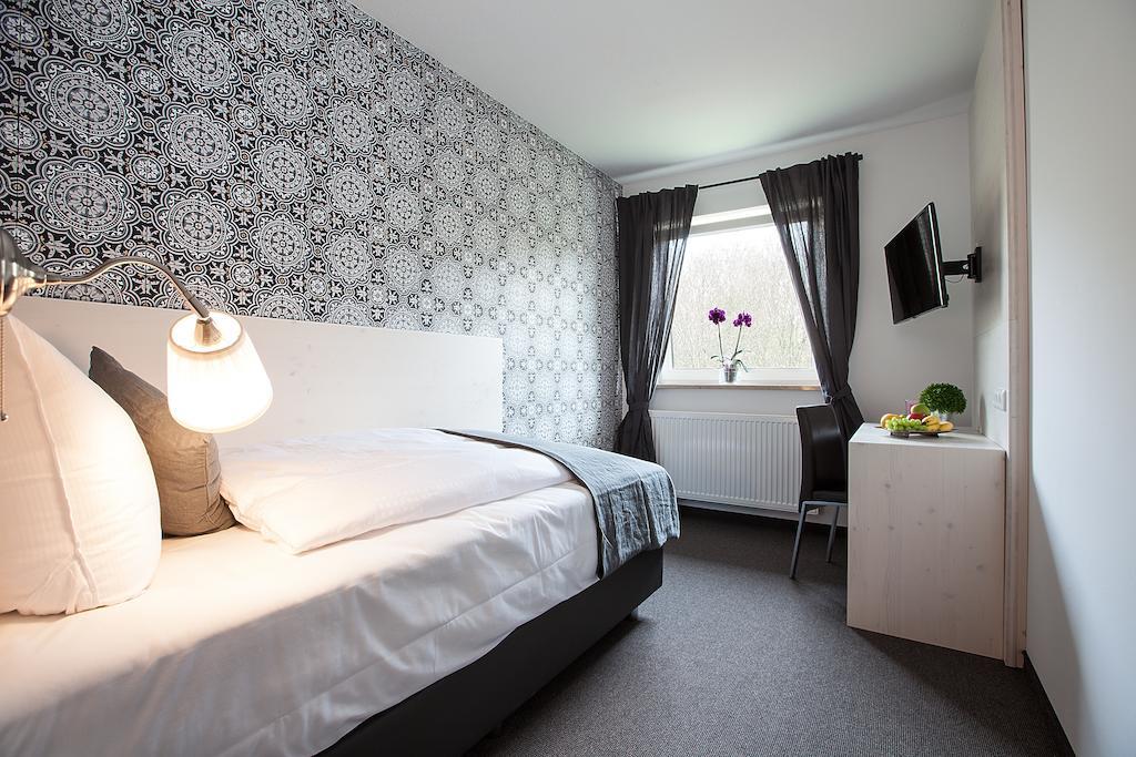 Alpengluehen Smart Hotel Olching Quarto foto