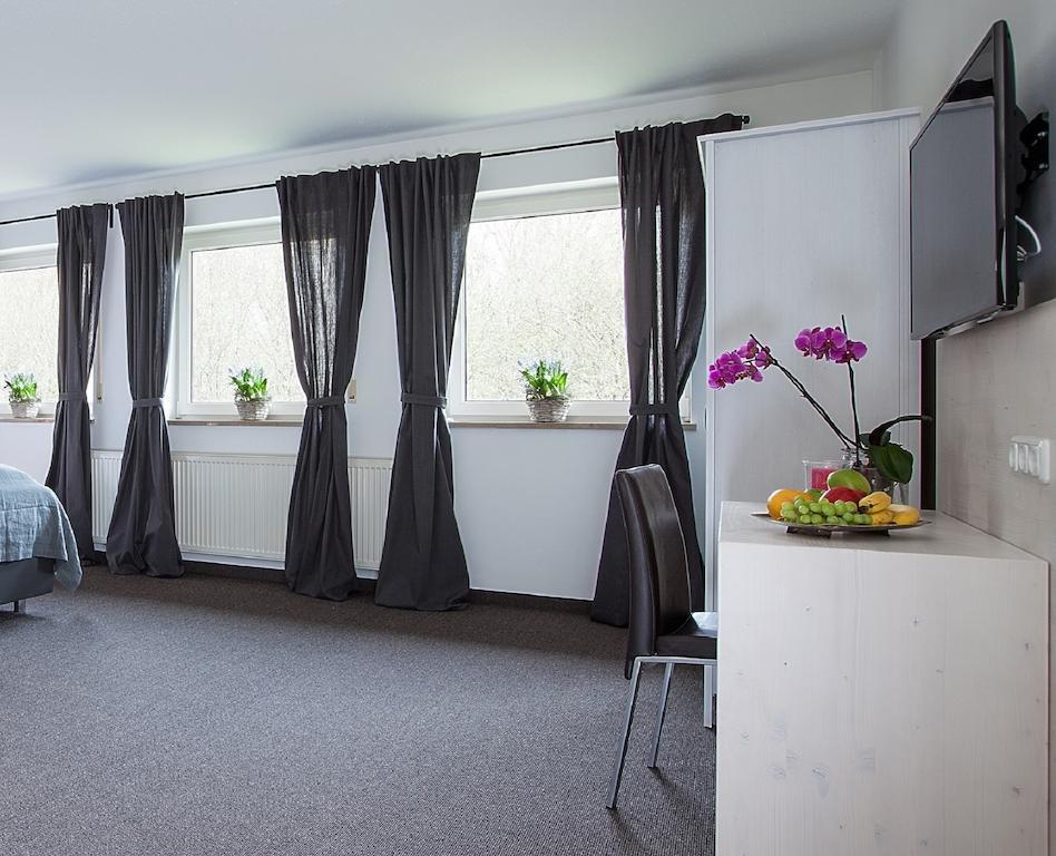 Alpengluehen Smart Hotel Olching Quarto foto
